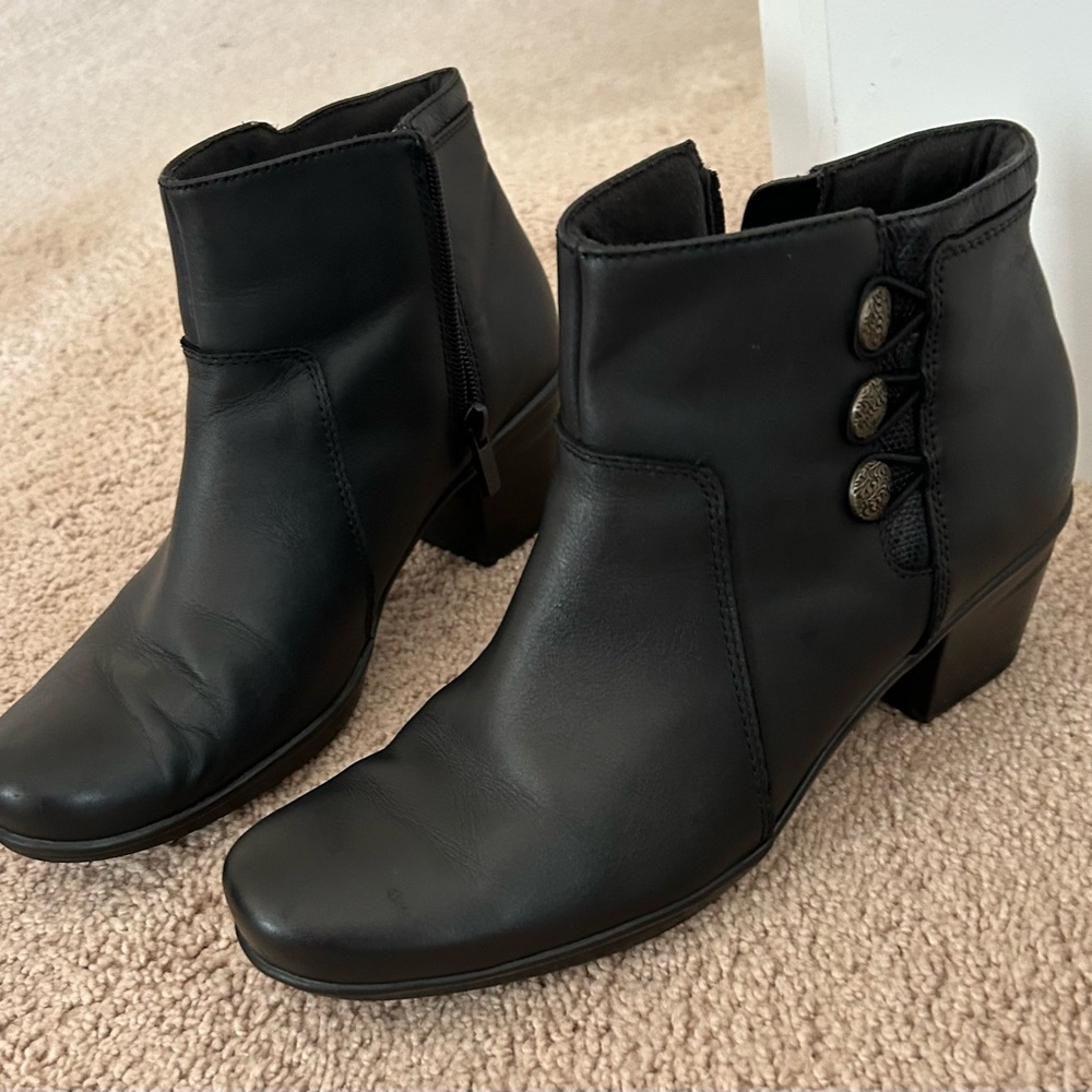 Clarks Elmslie Monet Women’s Black Leather Ankle Booties Boots 8M